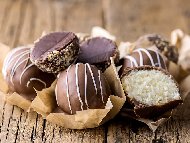 Домашни кокосови бонбони с шоколадова глазура